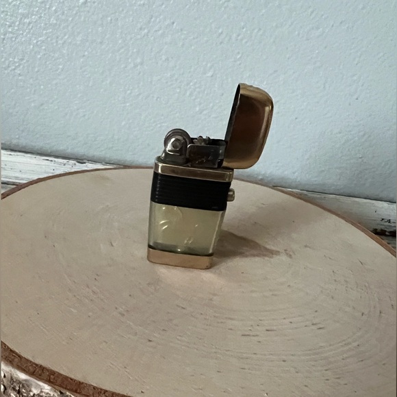 VINTAGE Scripto VU Lighter Mustang Equestrian Stallion Horse MCM Brass / Black - Picture 3 of 6